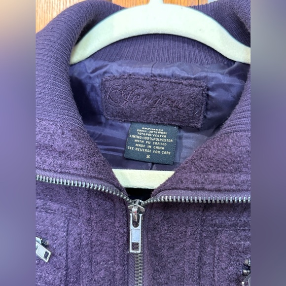 Women’s coat in a deep purple. Front zipper Slightly cropped. Size small. - Picture 4 of 8